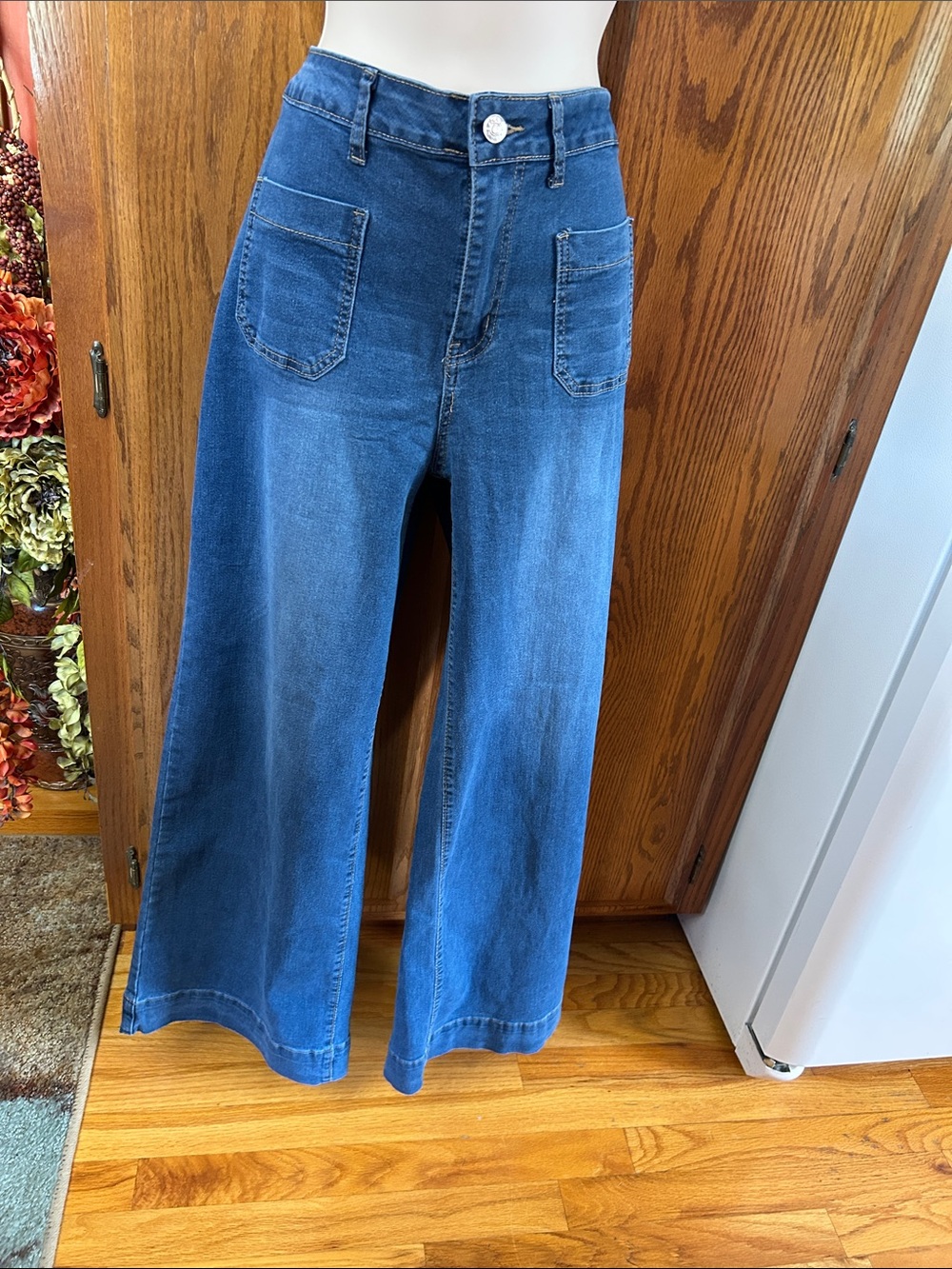 High-Rise Wide Leg Jeans in Blue with Front Patch Pockets